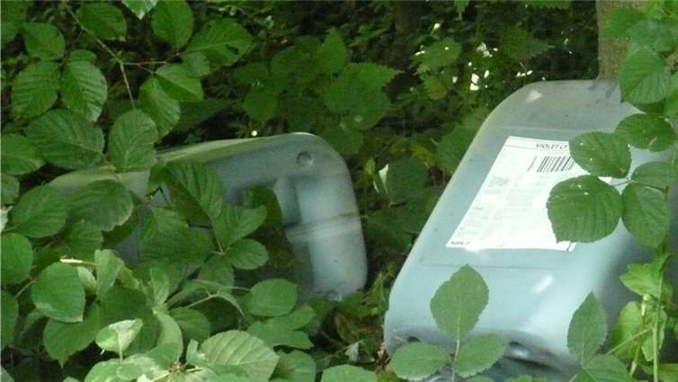 Diese zwei 20-Liter-Kanister mit Altöl wurden 2017 illegal auf dem Wanderparkplatz Naßheck entsorgt. Foto: Archiv Polizei Koblenz