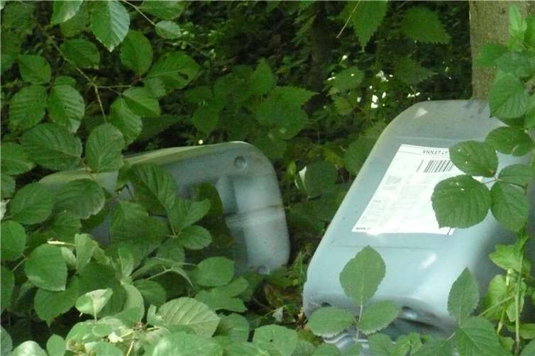 Diese zwei 20 Liter Kanister mit Altöl wurden illegal auf dem Wanderparkplatz Naßheck entsorgt.