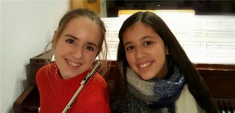 Diese zwei Kreismusikschülerinen spielen Querflöte und Klavier. KMS