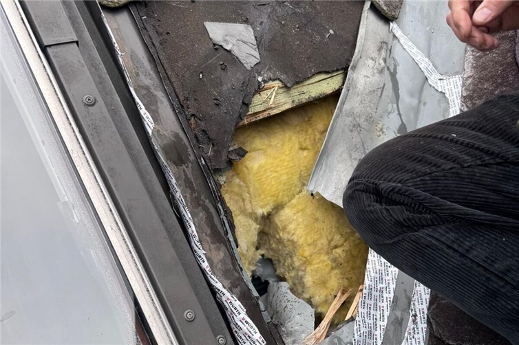 Diesen Schaden fand der Dachdeckermeister bei der ersten Begutachtung vor: Die Fragmente des Meteoriten hatten die Schiefereindeckung auf dem Dach in Koblenz-Güls durchschlagen und dann das Holzgebälk, die Dämmung und innen die Holzvertäfelung als Wandverkleidung sowie Fliesen zerstört. Auch das angrenzende Fenster wurde am Rahmen beschädigt. Verletzt wurde beim Einschlag am 8. März niemand.