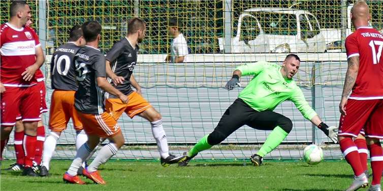 Diesen Schuss von Philipp Schuster (20) konnte Kettigs Schlussmann Dennis Vogt noch von der Linie wischen. Bei Kenny Kissels Kopfball wenige Minuten später war er aber machtlos. Foto: Michael Wald