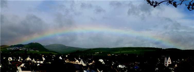 Diesen besonderen Regenbogen, der sich von Burg Olbrück links bis zur Pfarrkirche St. Germanus Niederzissen spannte, beobachtete und fotografierte Willi Fuhrmann. Foto: Willi Fuhrmann