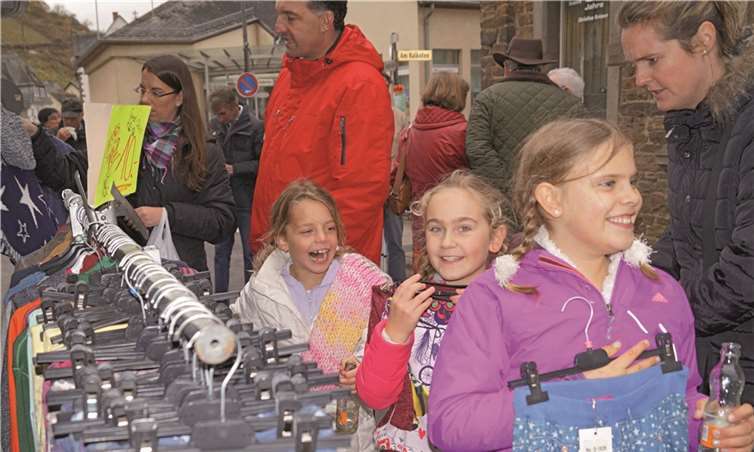Diesen drei Mädchen machte das Stöbern im Kleiderständer offensichtlich Spaß.TT