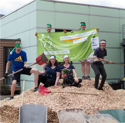 Diesen großen Berg mit Hackschnitzeln bewältigten die Helfer.