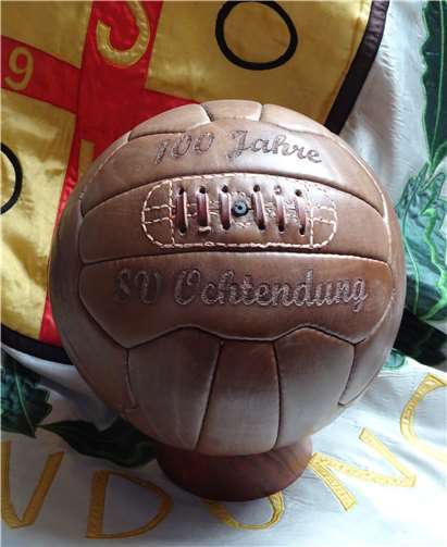 Diesen historischen Jubiläumsfußball hat der SV zum 100. Geburtstag kreiert.Foto: privat
