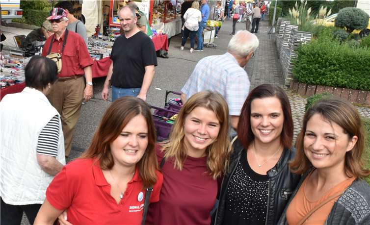 Diesen jungen Damen machte der Jahrsfelder Markt sichtlich Spaß.