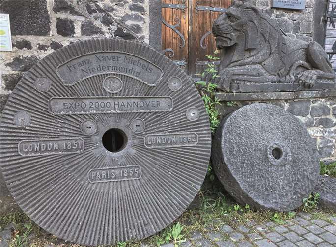 Dieser 2,5 Tonnen schwere Mühlstein der Firma Franz Xaver Michels aus Mendig wurde erstmals 1851 bei der Weltausstellung in London, dann 1855 in Paris, 1862 wieder in London und im Jahr 2000 bei der EXPO in Hannover präsentiert.Foto: FRE