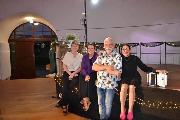 Dieser Abend schreit nach Wiederholung. In der Kaiserhalle tauschen sich (von links) Bürgermeisterin Simone Schneider, Kabarettistin Claudia Thiel, Spielleiter Peter Nüesch und Kabarettistin Anke Brausch über den gelungenen Abend aus.  Foto: Eberhard Thomas Müller