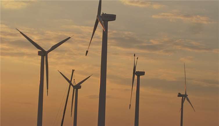Dieser Anblick aller Windräder beim Sonnenuntergang gehört bald der Vergangenheit an. Beim genauen Hinsehen kann man auf dem 3. Rad von links einen Monteur auf der WKA bei den Vorbereitungen zum Abbau erken. privat