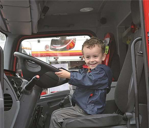 Dieser Floriansjünger war ganz begeistert vom Arbeitsplatz im Feuerwehrwagen.