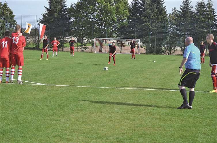 Dieser Freistoß führte zum ersten Tor der Herrenmannschaft auf der neuen Anlage.