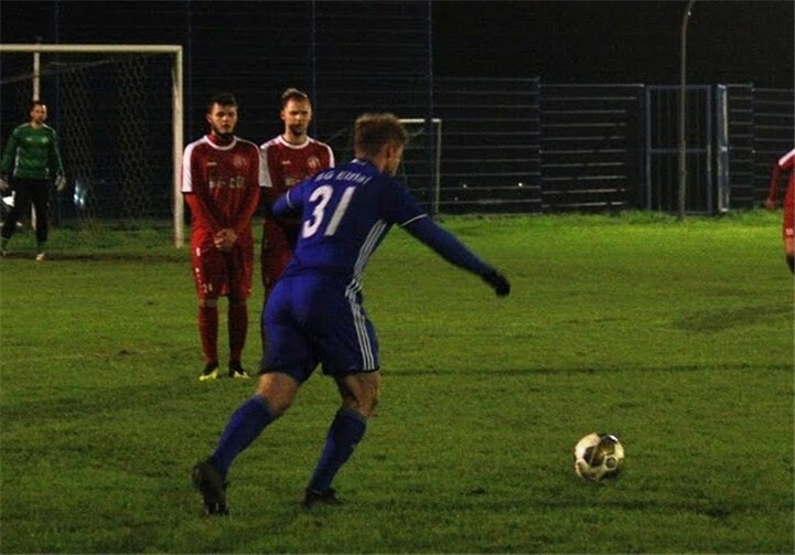 Dieser Freistoß von Moritz Pies ging nicht ins Tor, aber neun Minuten vor Schluss stellte der Torjäger den 2:0-Endstand her.