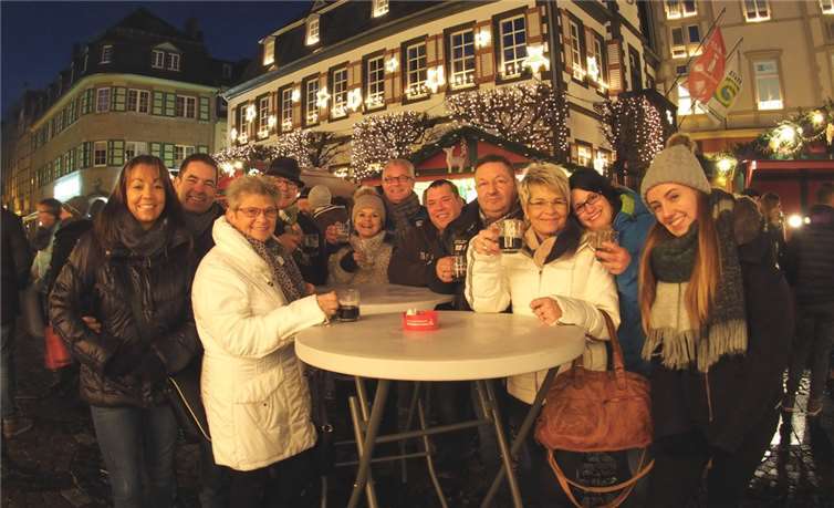 Dieser Freundeskreis beobachtete bei einem Glühwein in froher Runde die Ziehung.