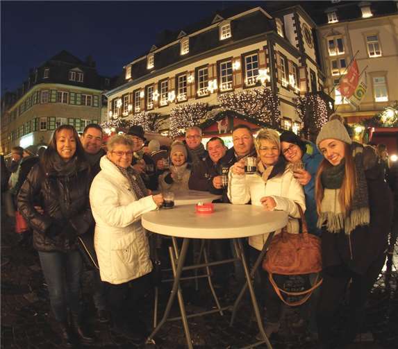 Dieser Freundeskreis beobachtete bei einem Glühwein in froher Runde die Ziehung.