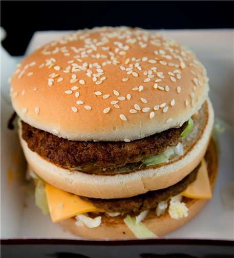 Dieser Hamburger einer großen Fast-Food-Kette kostet 4,29 Euro. Genau 28 Minuten muss ein Beschäftigter im Schnellrestaurant aktuell arbeiten, um sich diesen Burger selbst zu leisten. Die Gewerkschaft NGG fordert jetzt ein Ende der Niedriglöhne bei McDonald’s, Burger King & Co.Quelle: NGG