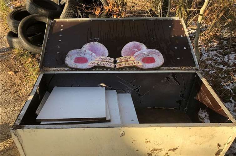 Dieser Holzschrank und mehrere Autoreifen wurden durch Unbekannte am Waldweg abgelegt.