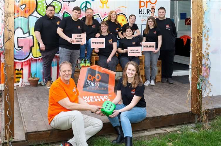 Dieser Job ist wie sechs Richtige, aber der Würfel ist gefallen: Werner Söller (li.) gibt zum 1.April nach 34 Jahren die Leitung des Jugendbüros Altenahr in die Hände von Melanie Effert (re.). Während einer kleinen Feierstunde bedankte sich das Team des Jugendbüros sowie einige der ehrenamtlichen Mitarbeitenden für das geleistete Engagement und wünschte Werner Söller für den bevorstehenden Teilzeit-Ruhestand alles erdenklich Gute.  Foto:Thorsten Trütgen / VG Altenahr