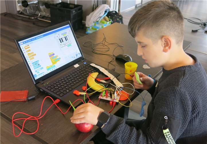 Dieser Junge experimente mit ‚Makey Makey‘. Fotos: privat