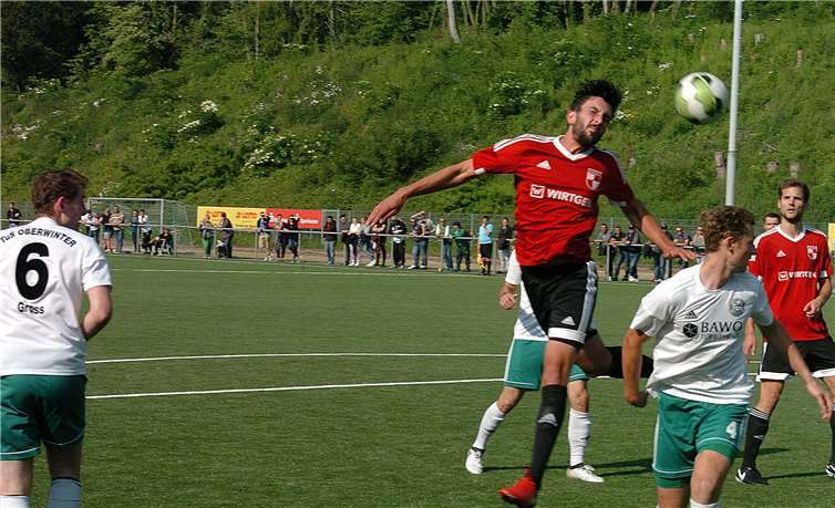 Dieser Kopfball verfehlte nur knapp das Gehäuse des TuS.