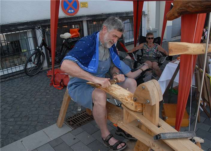 Dieser Künstler bearbeitet Äste, in denen er mehr sieht als bloß ein Stück Holz.