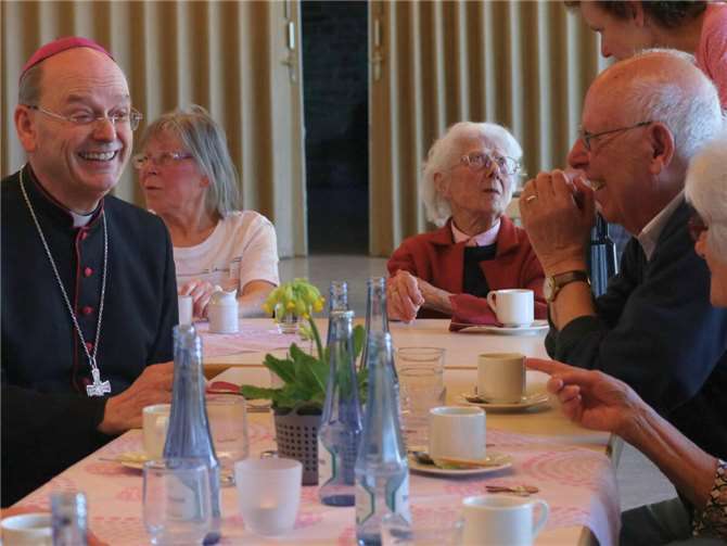 „Dieser Mittagstisch ist eine wichtige Einrichtung, damit Menschen zusammenkommen, sich begegnen und austauschen“, hat der Trierer Weihbischof Brahm beim Blick in den Pfarrsaal St. Stephan in Andernach gesagt. Im Rahmen seiner Visitation (Besuchsreise) war er bei diesem Angebot zu Gast und tauschte sich mit den Seniorinnen und Senioren aus.  Foto: Julia Fröder / Bistum Trier