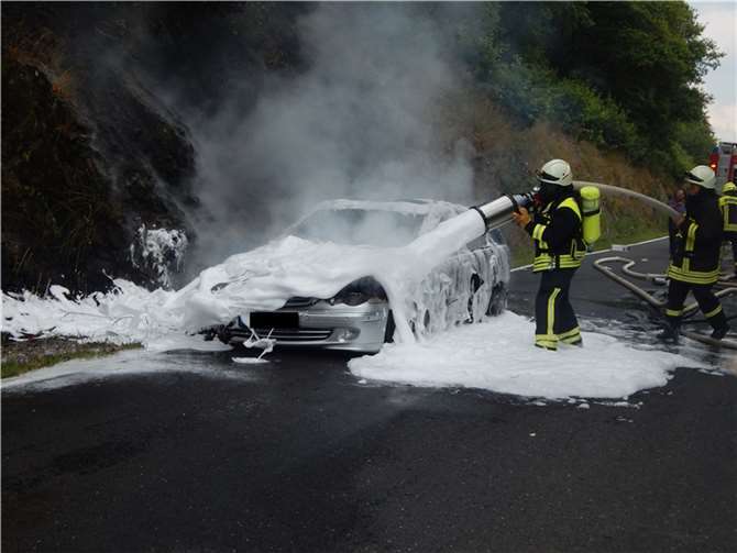 Dieser Pkw Mercedes geriet in kürzester Zeit in Vollbrand.
