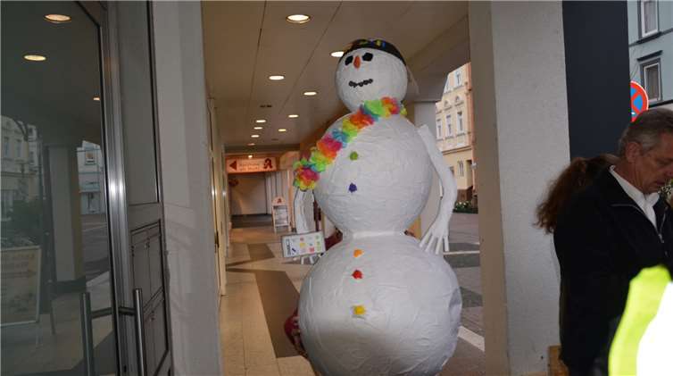 Dieser Schneemann mit Käppiund Blumenkette ist fast „lebensgroß“.