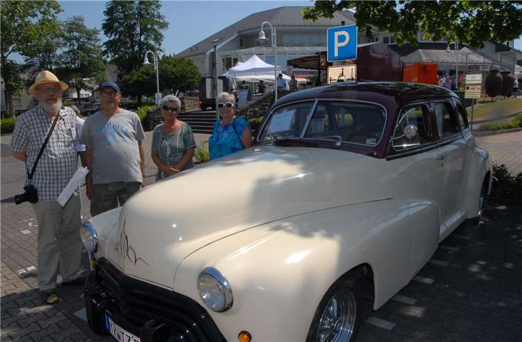 In der Töpferstadt drehten Petticoats und Oldsmobile ihre Runden Dieser Sedan Baujahr 1947 begeisterte die Besucher und auch die Jury. Der Besitzer des Wagens wurde mit einem Pokal belohnt.