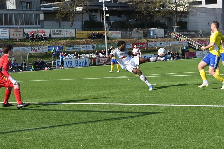 Dieser Seitfallzieher des Franzosen Brice Braquin landete an der Unterkante der Latte und prallte von dort auf die Linie. Foto: SK