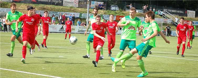 Dieser Treffer von Eintracht-Spielertrainer Kodai Stalph (rechts im grünen Trikot) zum vermeintlichen 4:0 fand wegen einer Abseitsstellung keine Anerkennung.Fotos: -SK-
