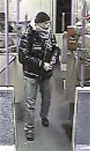 Dieser Unbekannte soll am 17.12.2014 in Bornheim-Merten eine 20-Jährige attackiert und leicht verletzt haben. Foto: Polizei Bonn