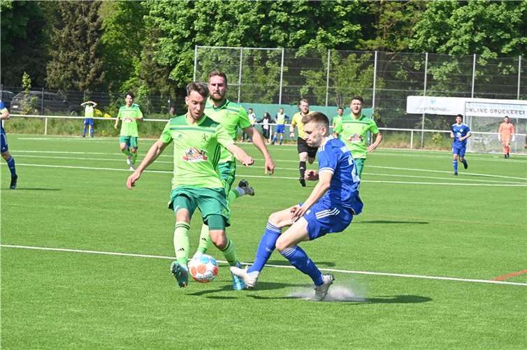 Dieser Versuch des eingewechselten Hannes Lutz kann Manuel Oster abblocken. Im Hintergrund sieht André Marx zu.  Fotos: SK