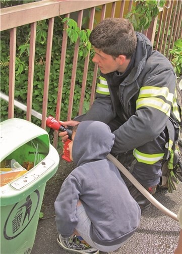 Dieser kleine Besucher war ganz fasziniert von der Kraft des Wassers.
