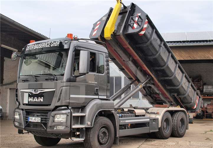 Dieser moderne 3-Achser LKW dient dem breit aufgestellten Containerdienst der Firma.