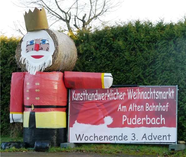 Dieser schöne Weihnachtsmann steht am Ortseingang von Puderbach aus Richtung Steimel kommend und weist auf den Weihnachtsmarkt am 3. Advent hin. privat
