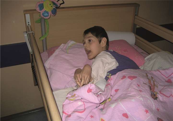 Dieses 18-jährige Mädchen ist fast vollständig gelähmt und ist bis an ihr Lebensende auf die Hilfe der Caritas in Mostar angewiesen.