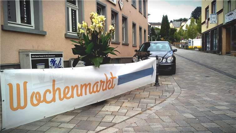 Dieses Banner weist den Weg zum Wochenmarkt. Privat