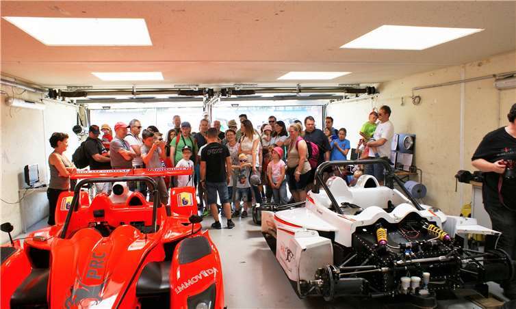 Dieses Bild, aus den letzten Jahren, zeigt Kinder und ihre Eltern/Betreuer bei einem Besuch in der Box eines Rennteams. Foto: privat