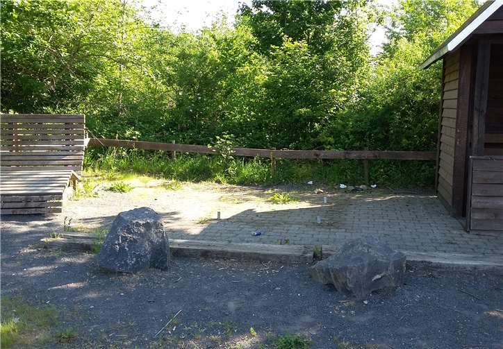 Dieses Bild bietet sich derzeit den Besuchern: Die von vielen Wanderern genutzte Sitzgruppe fehlt.