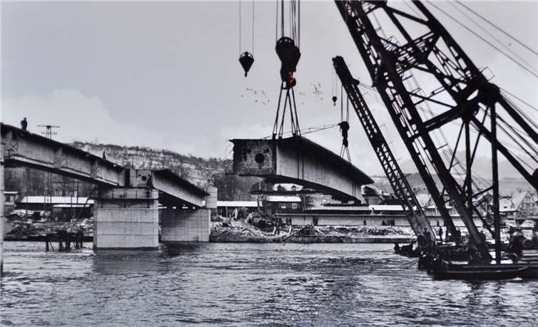 Dieses Bild zeigt den Bau der Brücke mit den Schwimmkränen 1958.