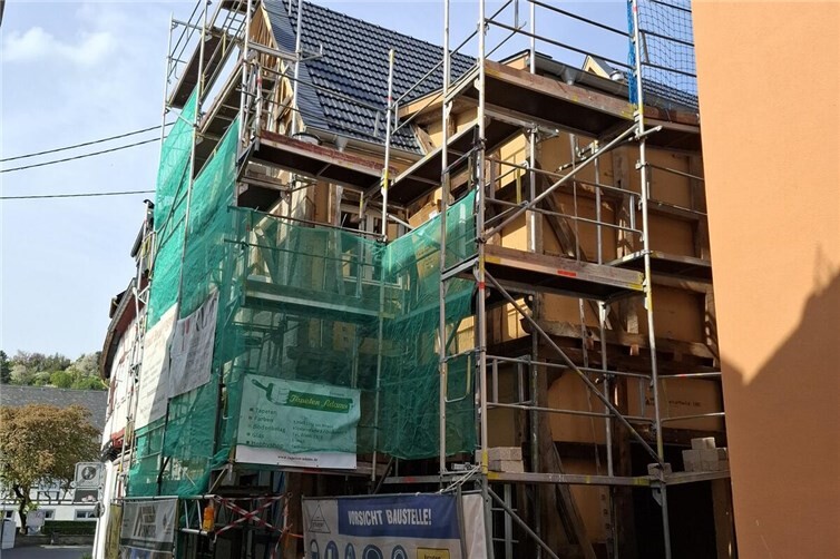 Dieses Fachwerkgebäude in Linz am Rhein in der Brüderstraße wird gerade komplett neu errichtet und entspricht dem neuen Sanierungsleitfaden.