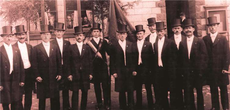 Dieses Foto des damaligen Vorstands wurde vermutlich während einer Feier anlässlich des fünften Jahrestages der Novemberrevolution, also 1923, aufgenommen. Es zeigt (v. r.) Gottfried Ockenfels, Andreas Schneider, Johann Schmitz, Christian Mintgen, Johann Barz, Matthias Wagner, den Vorsitzenden Matthias Heuft, Fahnenträger Hein Barz, Clemens Weber, den späteren Ortsbürgermeister August Lanz, Wilhelm Ott, Peter Stein und vermutlich Adam Heuft. Archiv VG Mendig