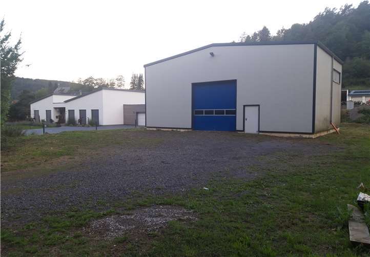 Dieses Gelände vor der Lagerhalle der Laienspielgruppe soll noch in diesem Jahr befestigt und mit Grünflächen gestaltet werden.Foto: Privat