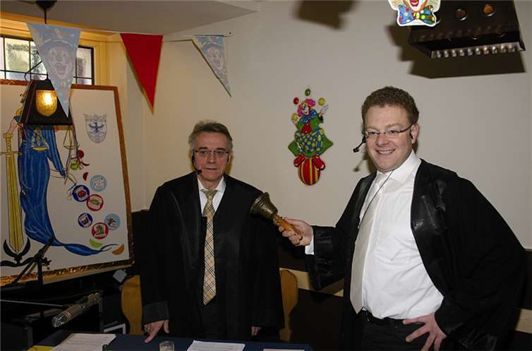 Dieses Gericht ist grundsätzlich für alles zuständig: der höchst ehrenwerte „Richter“ Franz-Hermann Deres und „Oberstaatsanwalt“ Herbert Holstein.RÜ