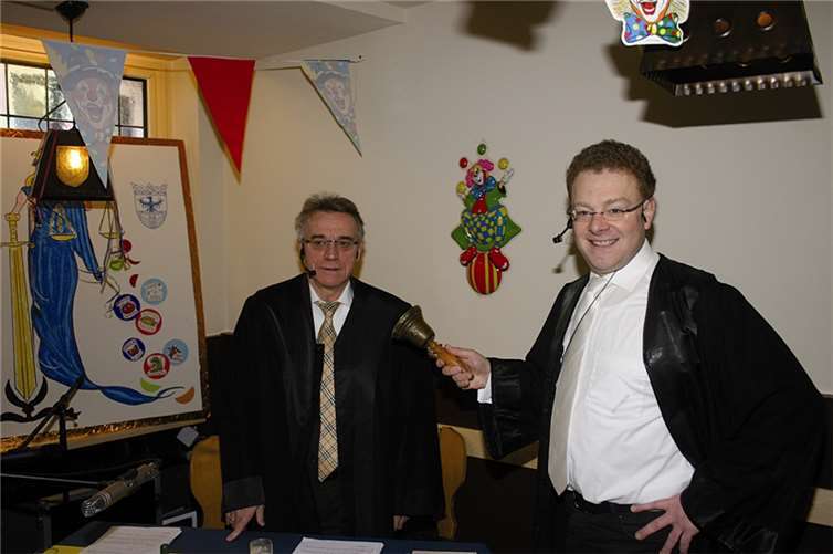 Dieses Gericht ist grundsätzlich für alles zuständig: der höchst ehrenwerte „Richter“ Franz-Hermann Deres und „Oberstaatsanwalt“ Herbert Holstein.RÜ