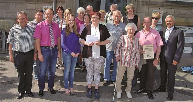 Dieses Jahr konnten insgesamt 42 Preise durch den Ersten Kreisbeigeordneten, Achim Hallerbach (r.) an die glücklichen Gewinner überreicht werden.  privat