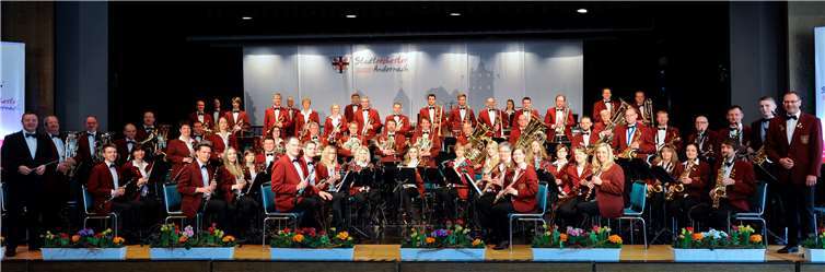 Dieses Jahr präsentiert das Stadtorchester musikalisch die direkten europäischen Nachbarländer - Belgien, Niederlande, Luxemburg und Frankreich. Meta Welling