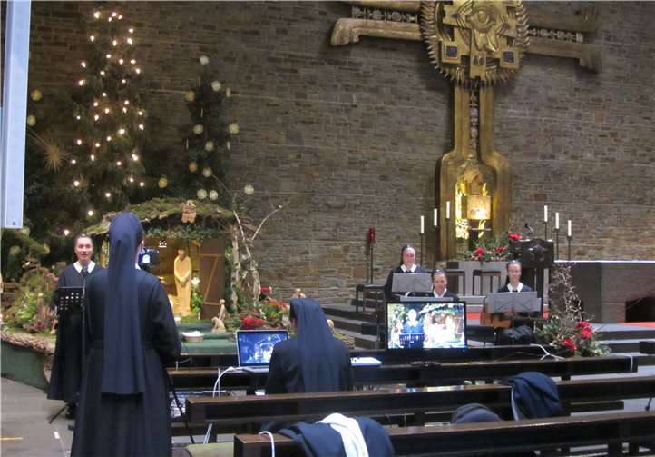 Dieses Jahr: virtuelle „10 Minuten an der Krippe“. Hier ein Bild von der Aufnahme in der Anbetungskirche. Fotos: privat