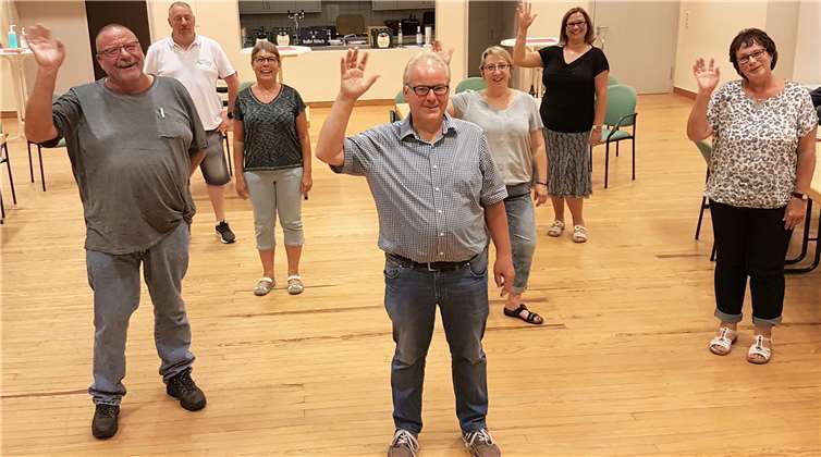 Dieses Jahr wird kein Theater gespielt, doch der neue Vorstand der Theaterfreunde bleibt guter Dinge: (v.l.) Udo Kraatz (Zweiter Vorsitzender), Matthias Koll (Vertreter der Theaterspieler), Monika Cläsgens (Jugend-und Zeugwart), Norbert Cläsgens (Erster Vorsitzender), Juliane Kettel (Erster Kassierer), Ulrike Löhr (Zweiter Kassierer) und Christa Peffer (Schriftführerin).Foto: Anke Friedrichs-Pletsch