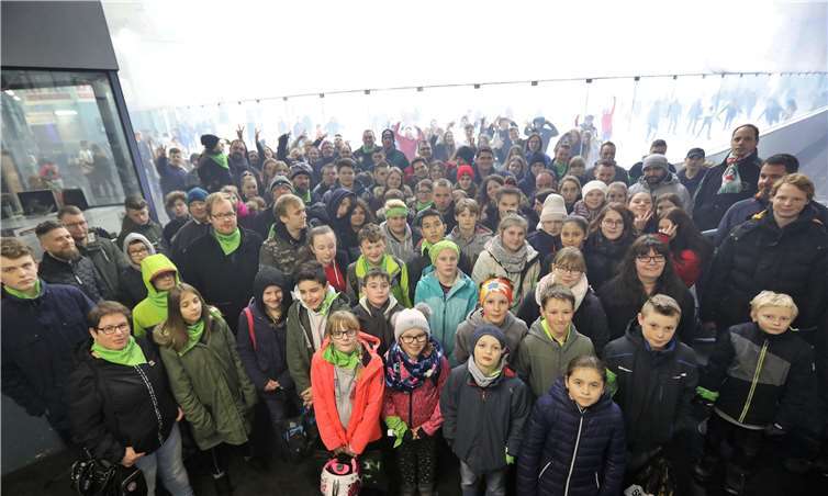 Dieses Jahr zierten die Eisläufer sich mit Tüchern in limegreen.Foto: privat